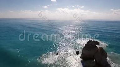 一幅有大岩石的海洋画像